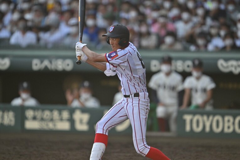 3-4のまま試合は9回表に。先頭の赤瀬健心がしぶといバッティングでセンターへ　©Hideki Sugiyama