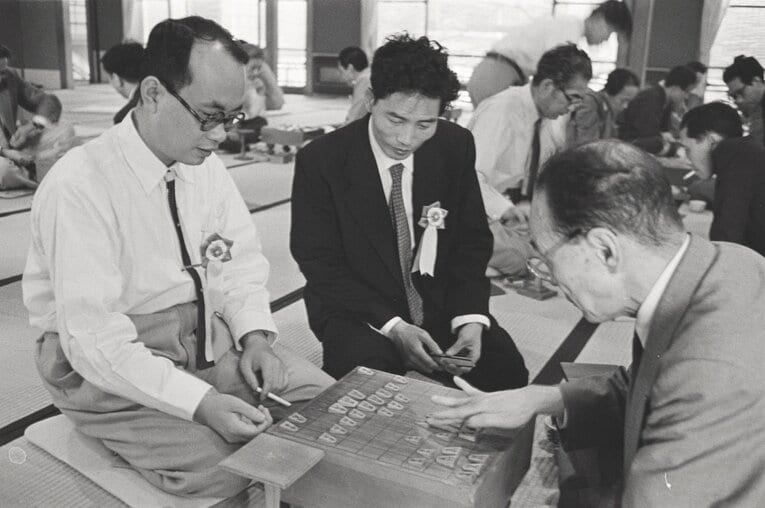 大山康晴（左、1923年生まれ）と升田幸三（1918年生まれ）。「高野山の決戦」（1948年）はいまだに語り継がれる大逆転劇だ（大山の勝利）。写真は1956年撮影　©BUNGEISHUNJU