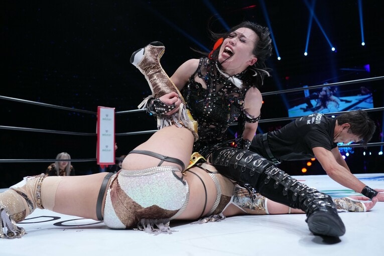 渡辺桃を押さえ込んだ上谷沙弥　©Essei Hara