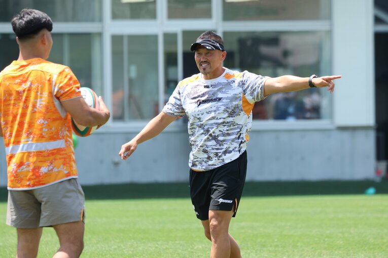 船橋のグラウンドで指導する田邉コーチ　©︎Nobuhiko Otomo