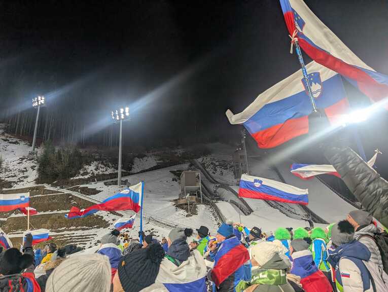 スロベニア国旗がはためくプレダッツォのジャンプ競技会場　©Keigo Amemiya