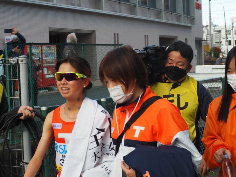 走り終えた後の不破。傍らには小沢理子キャプテンの姿があった　©Yu Saito