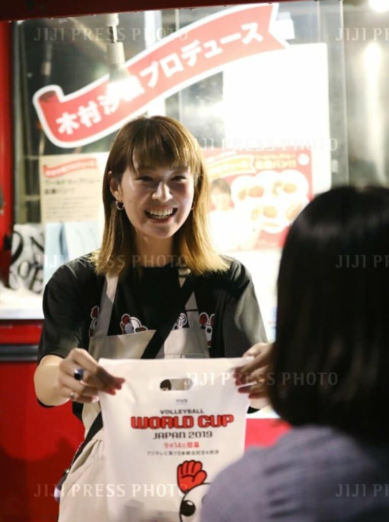 2019年Ｗ杯の会場前で、自身がプロデュースしたパンを販売する木村沙織　©︎JIJI PRESS