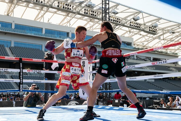 ロサンゼルスで行われたスレム・ウルビナ（メキシコ）との防衛戦　©Getty Images
