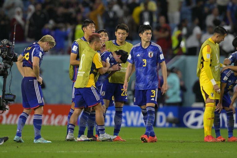 PKの1人目で失敗した南野に選手たちが駆け寄る　©Koki Nagahama/JMPA