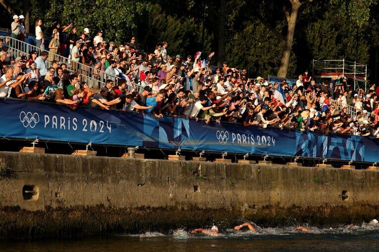 8月9日の男子マラソンスイミング。観客がセーヌ川を泳ぐ選手たちに声援を送る　©Getty Images