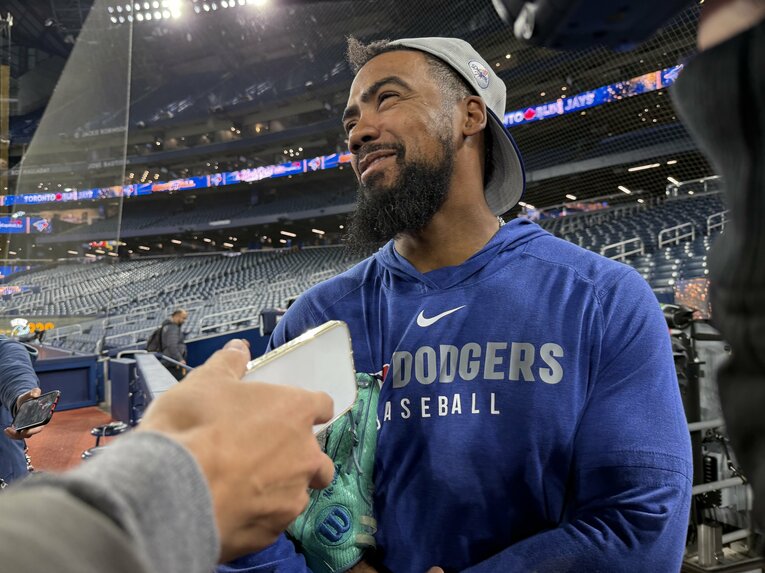 【“テレビに映らない”WS写真】大谷のフリー打撃について語るT・ヘルナンデス…写真はまだまだ続きます　©Naoyuki Yanagihara