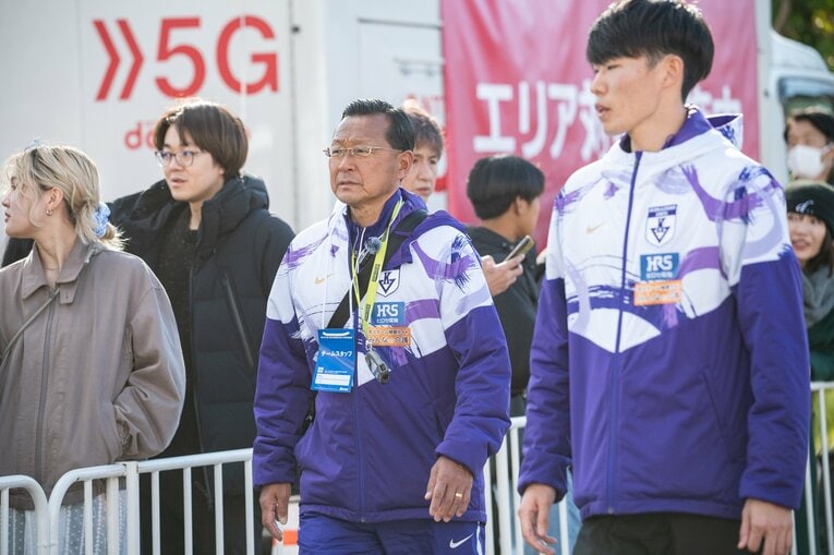 第101回箱根駅伝、大八木弘明総監督も厳しい表情を浮かべる　©Nanae Suzuki