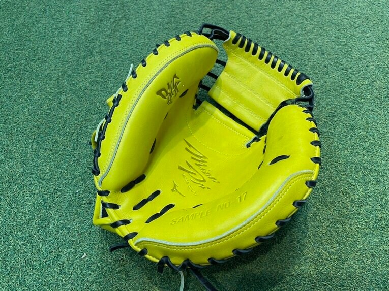 ミズノのキャッチャーミット。親指がきちんと収まる形状、柔らかさ、厚み、軽さ……バランスが整っていて人気だという