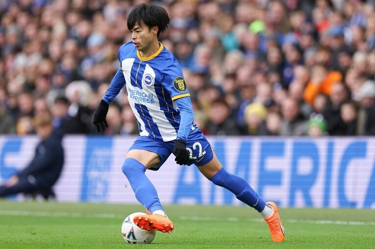 リバプール戦の三笘薫。プレミアを席巻するアタッカーが躍動している理由を林陵平氏に解説してもらった ／ photograph by Jacques Feeney/Offside/Getty Images