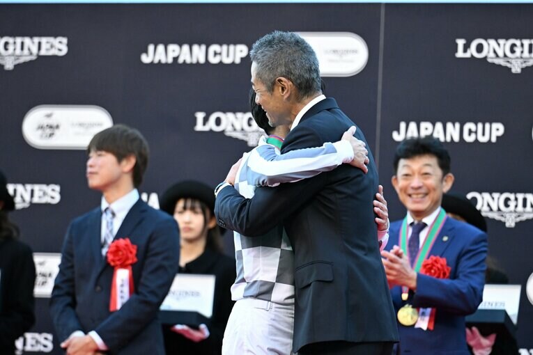 武豊のイチローのハグ。東京競馬場は大歓声に包まれた（4枚目／全10枚）©Keiji Ishikawa