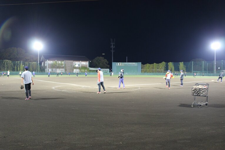 しっかりとしたナイター設備の中で練習する部員たち　©NumberWeb