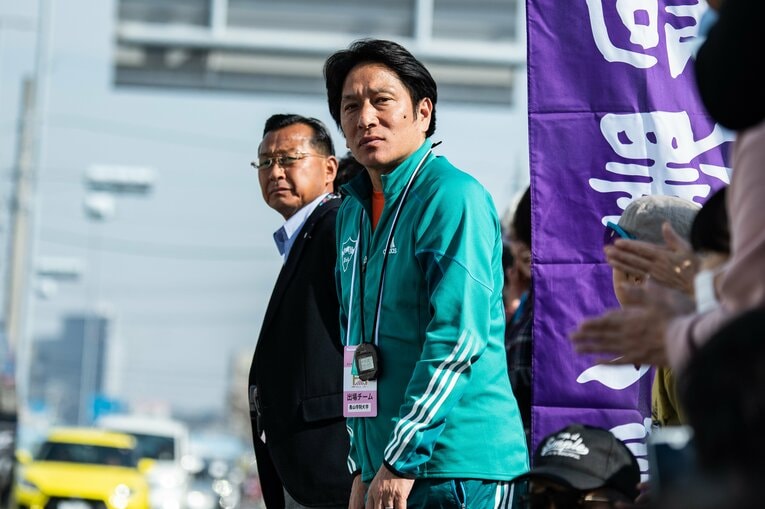 2019年全日本大学駅伝、同じ沿道の地点で応援する大八木監督と原監督　©Shigeki Yamamoto