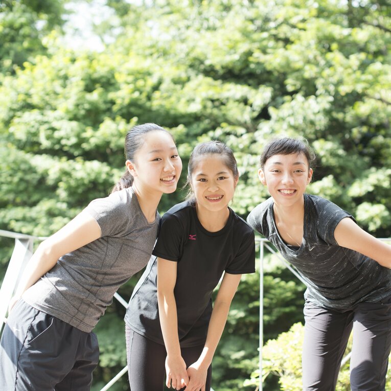 樋口新葉・宮原知子・本郷理華の3ショット（2015年の軽井沢合宿にて）　©Asami Enomoto