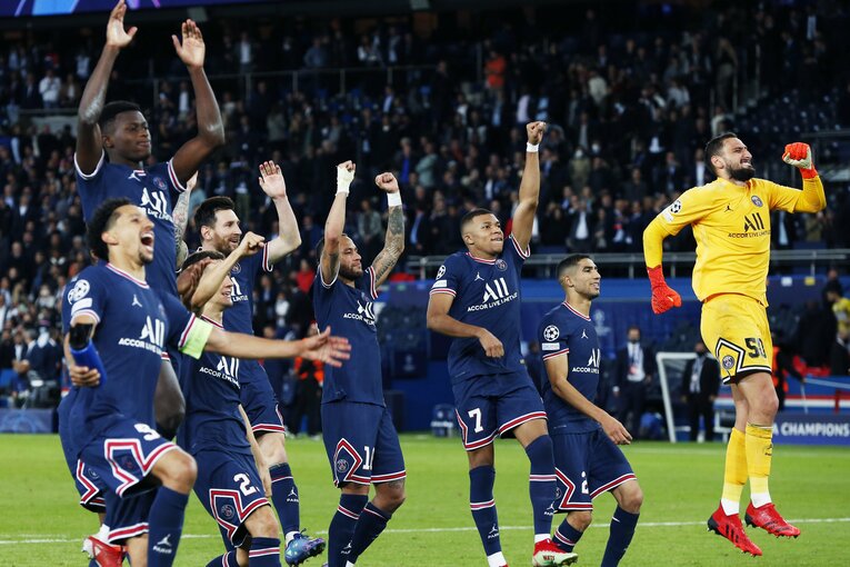 「PSGメッシ」の初得点と“FKの壁で寝転び”、ネイマールとの友情を撮った… 18歳のバルサ新10番ファティも復活〈激写〉(52)