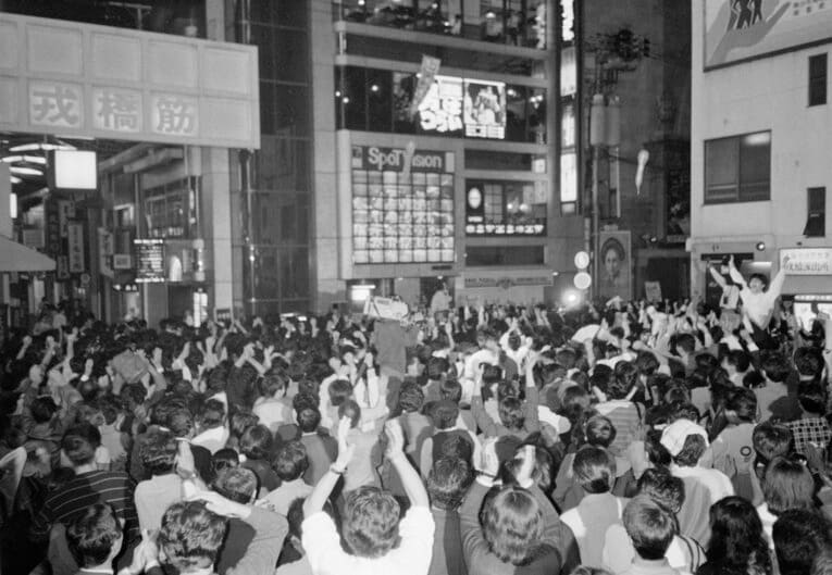1985年10月16日、戎橋付近で喜びに沸く阪神ファン　©JIJI PRESS