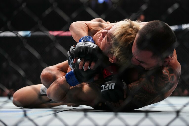 リアネイキドチョークを極められ、失神寸前の朝倉海（5枚目／全8枚）©Getty Images