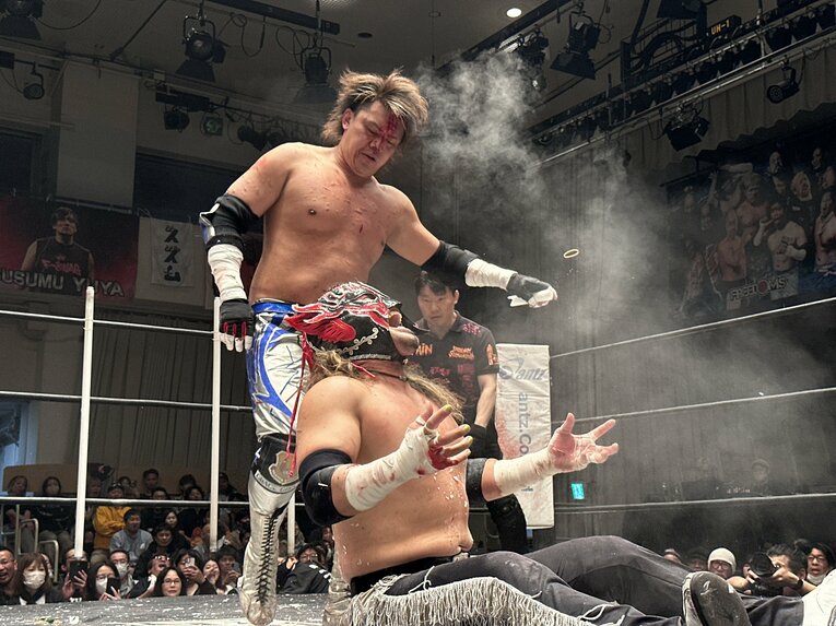 スワイプすると「エル・デスペラードvs葛西純」など激闘写真をご覧になれます　©Norihiro Hashimoto