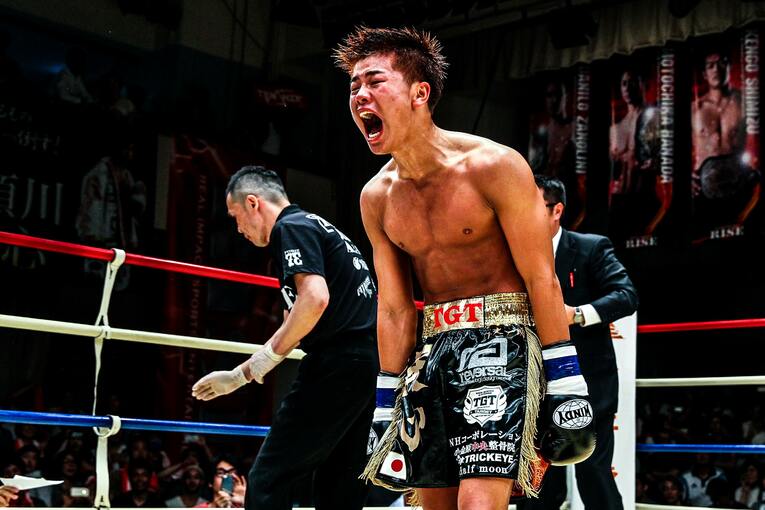 プロ6戦目でのタイトル獲得に雄叫びをあげる那須川天心　©Susumu Nagao