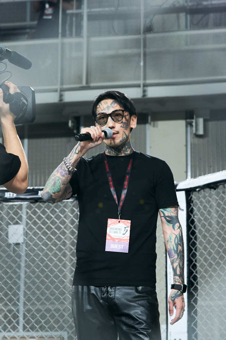 優勝返上を表明した大阪チーム監督の瓜田純士　©BreakingDown