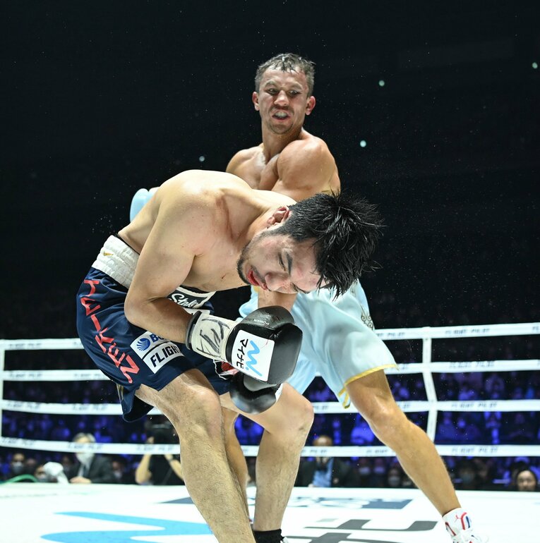 膝から崩れ落ちるように倒れ込む村田(村田諒太「現役最後の瞬間」4/9　｜スクロールすると9枚の連続写真をご覧になれます)　［代表撮影］©JIJI PRESS