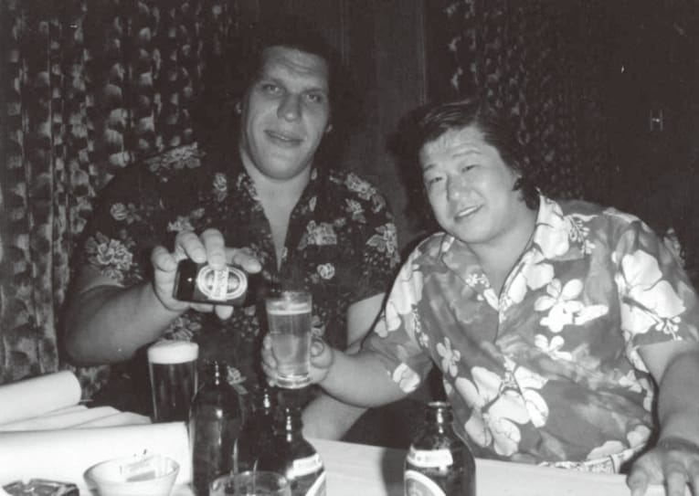 アンドレ・ザ・ジャイアントと井上さん／井上さん提供