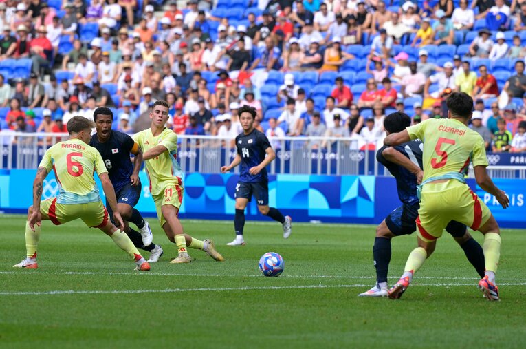 藤田が細谷にパスを送った瞬間　©Koki-Nagahama/JMPA