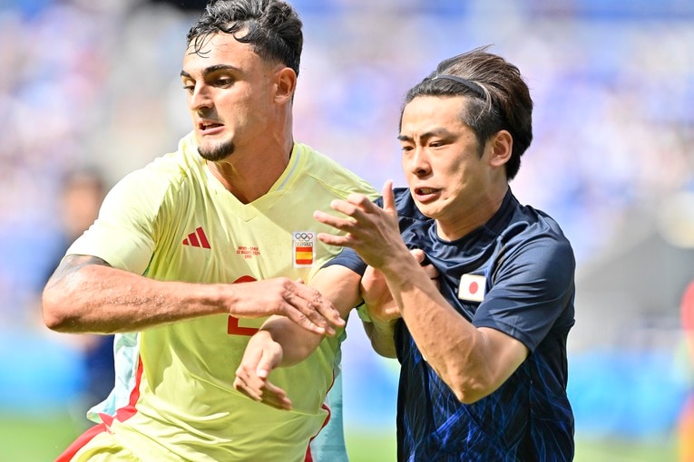 プビルと競り合う斉藤　©Takuya Nakachi/JMPA