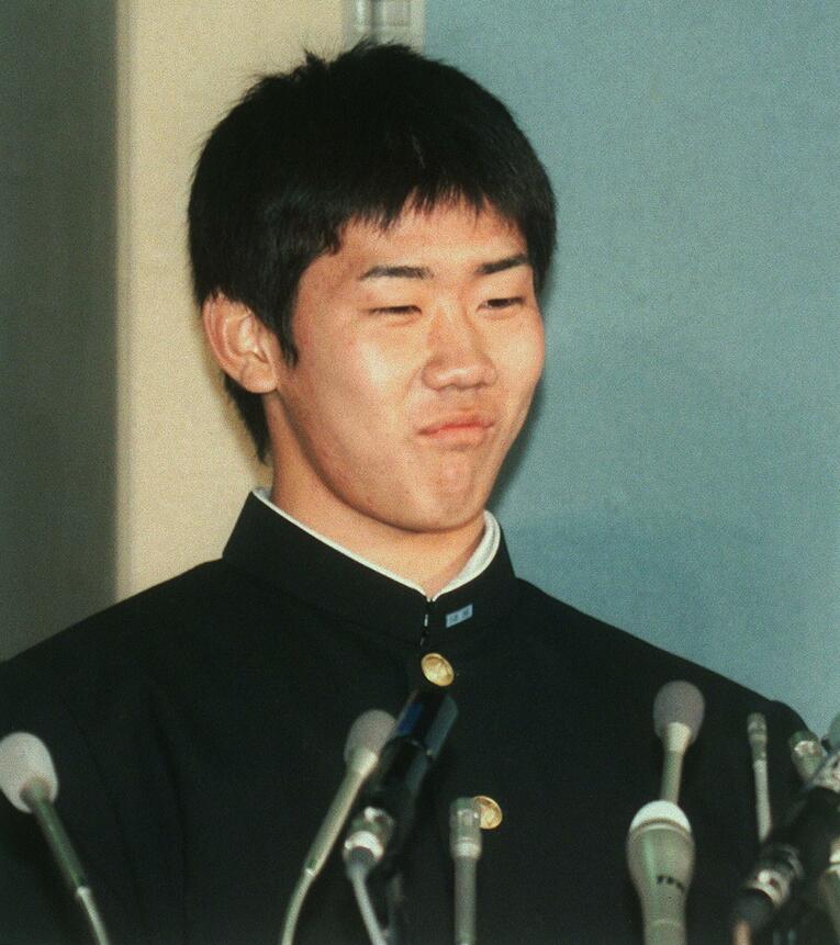 1998年ドラフト会議。西武に交渉権が決まった際の松坂　©JIJI PRESS