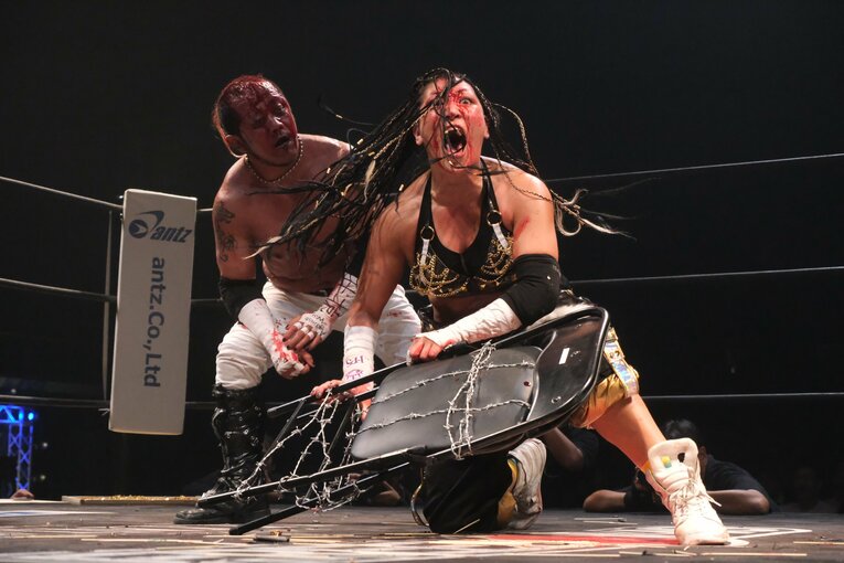 元パティシエが蛍光灯で殴り合い…“デスマッチアマゾネス”山下りなの媚びない魅力「犯罪以外なら何してもいい」 米国で男子相手に王座獲得(13)