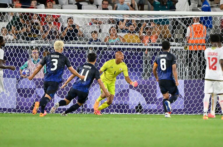 “PKストップ”で雄叫びをあげる小久保　©Takuya Nakachi/JMPA