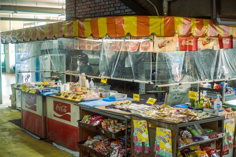 レトロな空気をまとう佐賀競馬場の一角　©Takuya Sugiyama