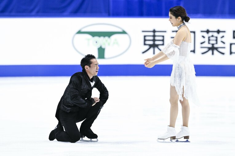 フリーの演技後、立ち上がれない高橋に村元が近寄り…　©Asami Enomoto