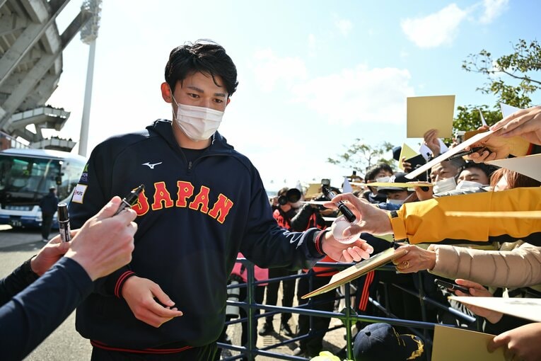 子どもたちを中心に要望に応えていく佐々木 ©Hideki Sugiyama