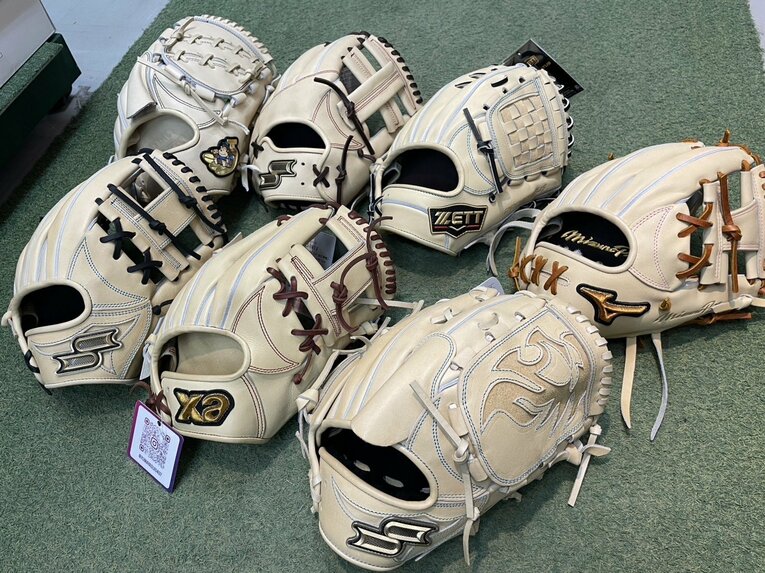 高校野球で定番になったキャメル系のグラブ。6～7万円の価格帯のものが多いという
