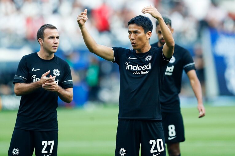 「“鎌田大地と守田英正が一緒に写った1枚”を狙いたいけど…」「長谷部誠はすでにコーチのように」CL日本人対決と“美しい夕焼け”撮影ウラ話(43)