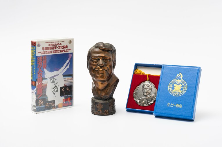 猪木のブロンズ像など大会記念グッズ、ビデオも販売された　筆者の長谷川晶一氏が所有