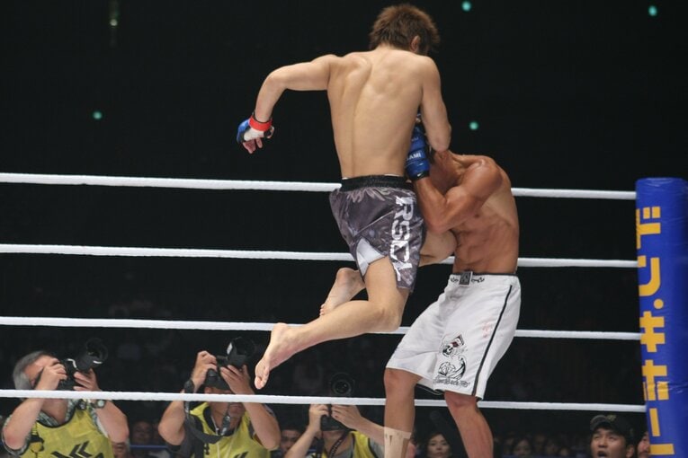 『戦極 〜第四陣〜』でハン・スーファンに飛び膝蹴りを入れる五味