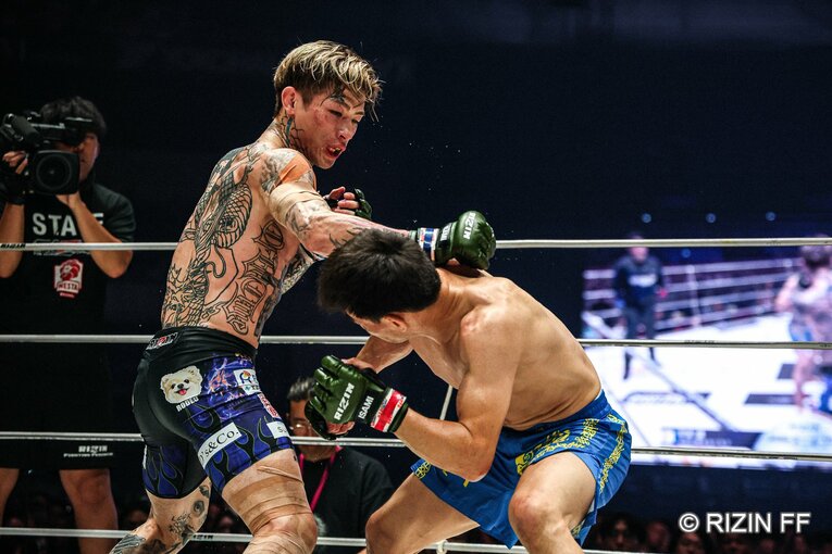 『超RIZIN.5』平本蓮vs.カルシャガ・ダウトベック　©RIZIN FF