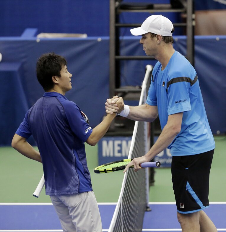 2016年のメンフィス・オープン、198cmのサム・クエリーと試合後に　©AP/AFLO