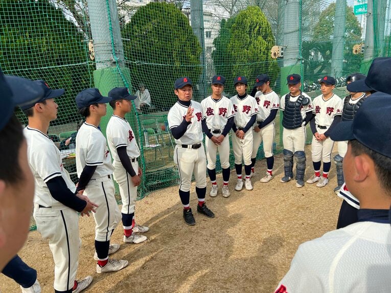 藤井元監督の話を聞く佐野高ナイン　©Takeshi Shimizu