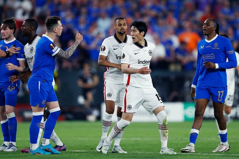 鎌田大地の号泣と“日の丸スパイク”に思い出す4年前の「カタールW杯には絶対出たいですよ」 長谷部誠とのEL優勝写真に“秘められた熱量”とは(32)