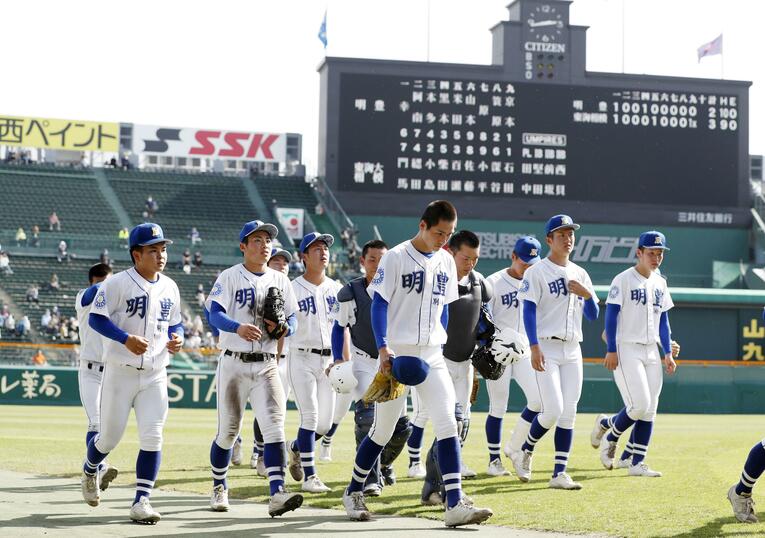 センバツ決勝で東海大相模に敗れた明豊ナイン。こちらもやはり白スパイクだ　©KYODO