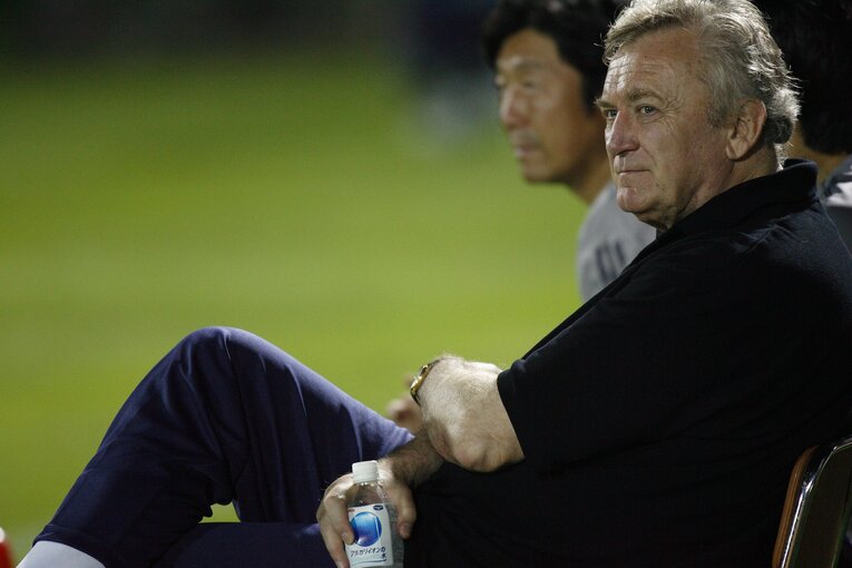 日本代表の練習を見つめるイビチャ・オシム　©BUNGEISHUNJU