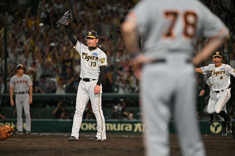 優勝決定の瞬間、岩崎がグラブを突き上げる（優勝決定の瞬間1/14）　©Hideki Sugiyama