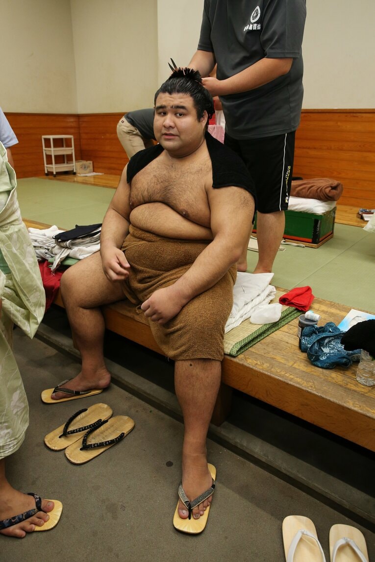支度部屋で髷を整える大関時代の高安　©JMPA