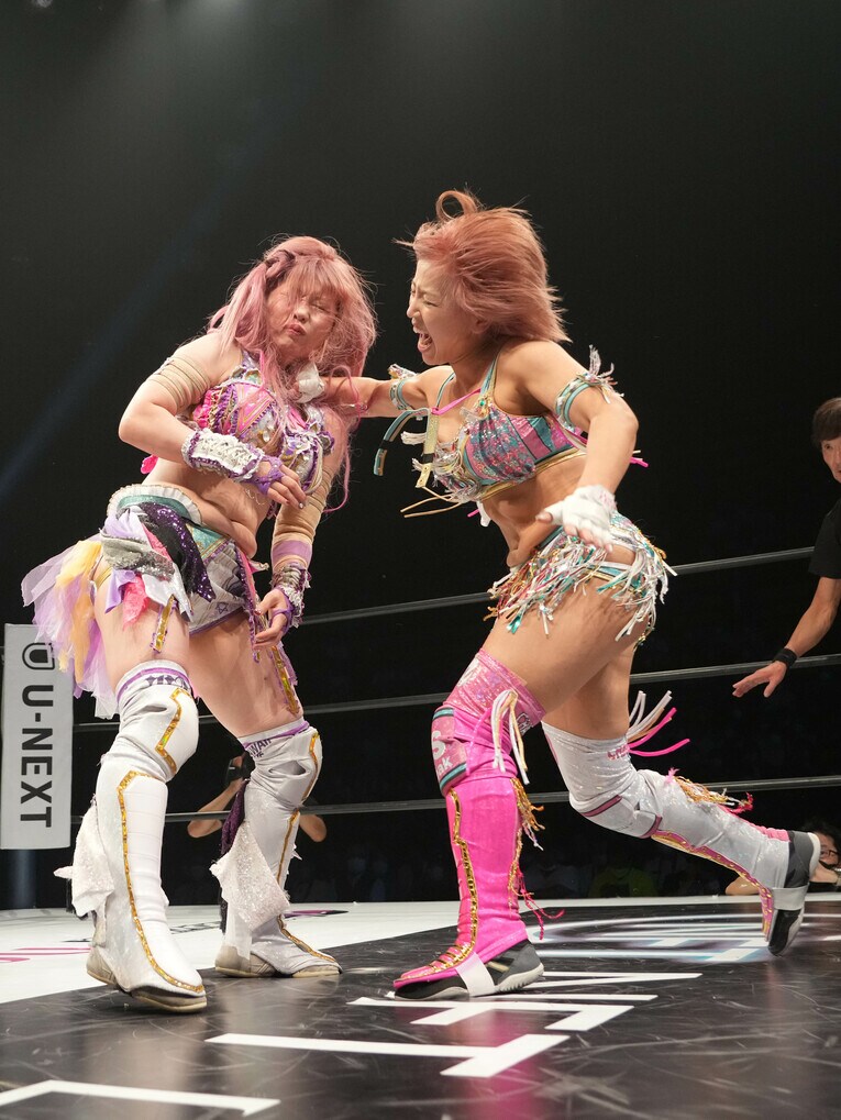 白川未奈の強烈なパンチが中野たむにヒットする