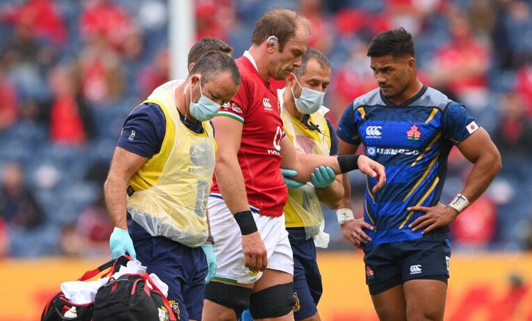 日本代表戦では試合早々に負傷退場したLOアランウィン・ジョーンズ　©︎Getty Images