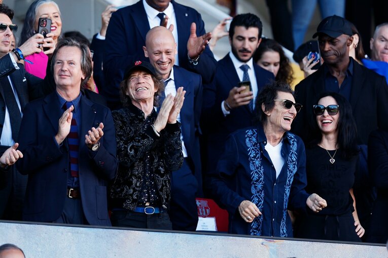 現地観戦するボーカル、ミック・ジャガーとギターのロン・ウッド