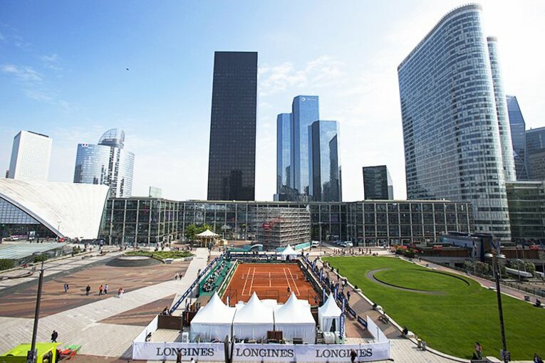 新時代のフランスを象徴する最先端エリア『ラ・デファンス』。そこをジャックして大会は開催された！